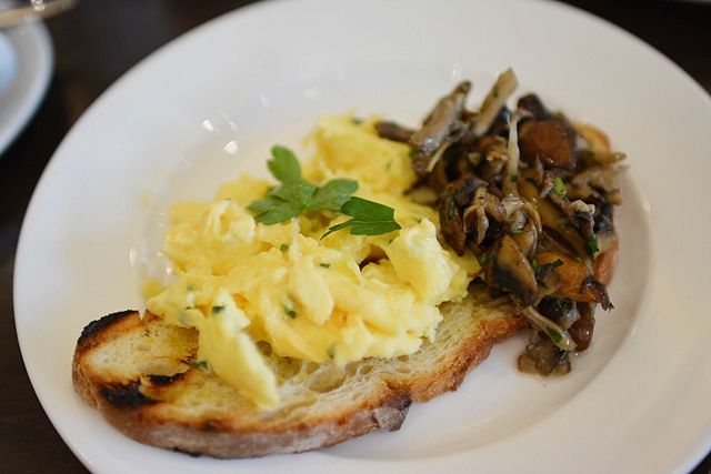 Carluccio's brunch - Scrambled egg on top of the toasted bread with mushroom on the sides.
