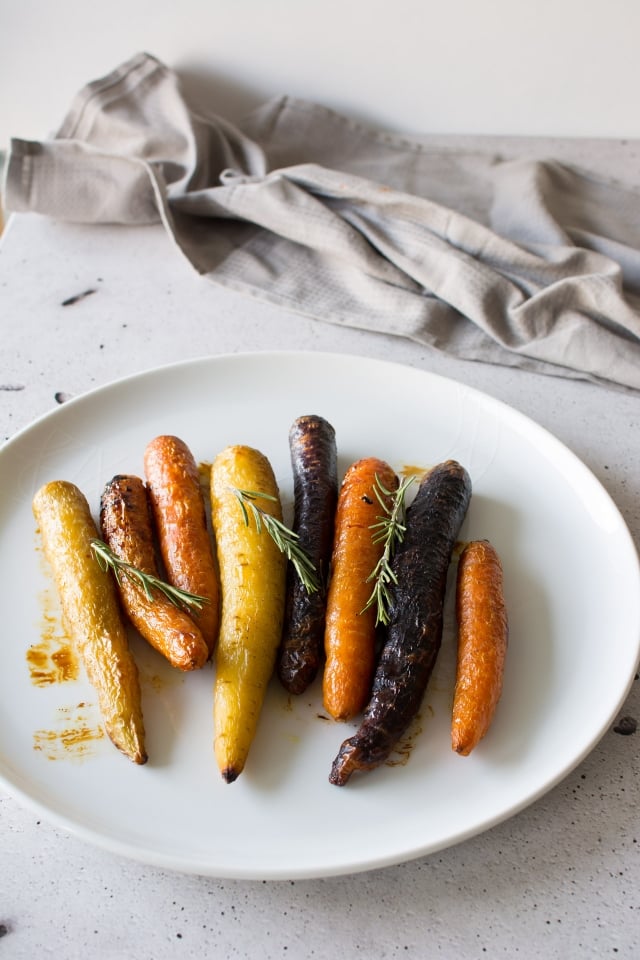 Complete your Roast dinner with these perfectly Honey Roasted Carrots with Rosemary. Crispy, soft and sweet, these carrots will compete with the main event at your next dinner!