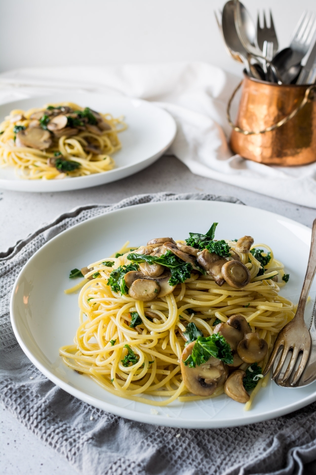 We all need an easy, staple go to dinner sometimes. This one pot kale, Mushroom and Garlic spaghetti is it!