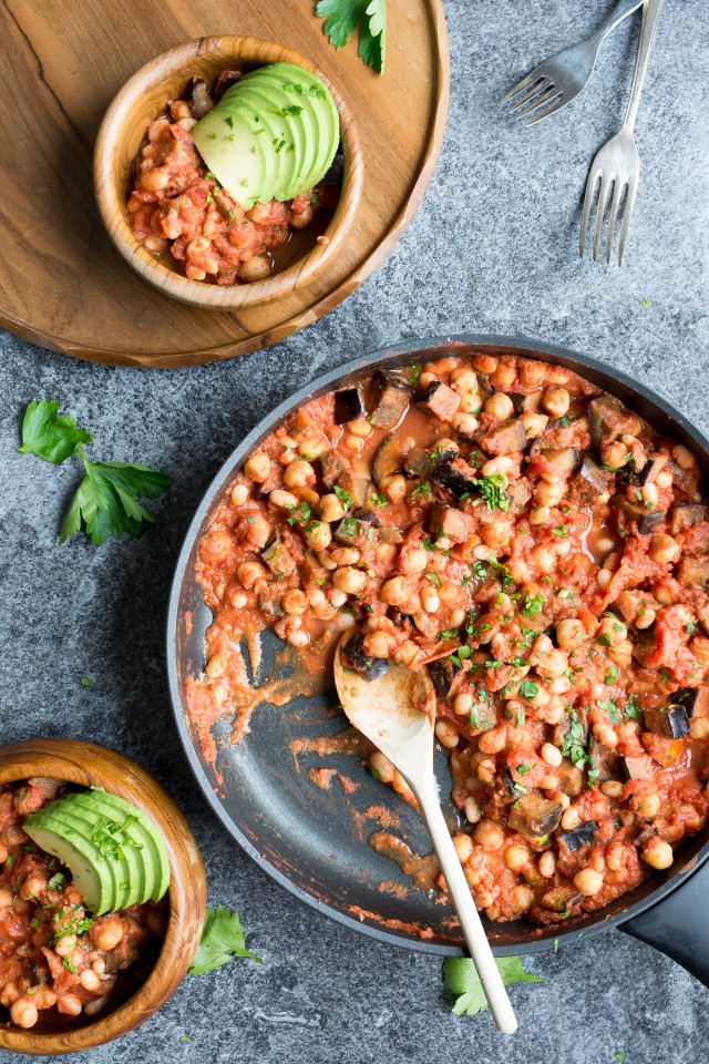 A 10 minute creamy vegan bean casserole, perfect to have on hand when you want a quick, easy dinner! Give this flavour packed dish a try one night this week for a great hearty, healthy and completely vegan meal!