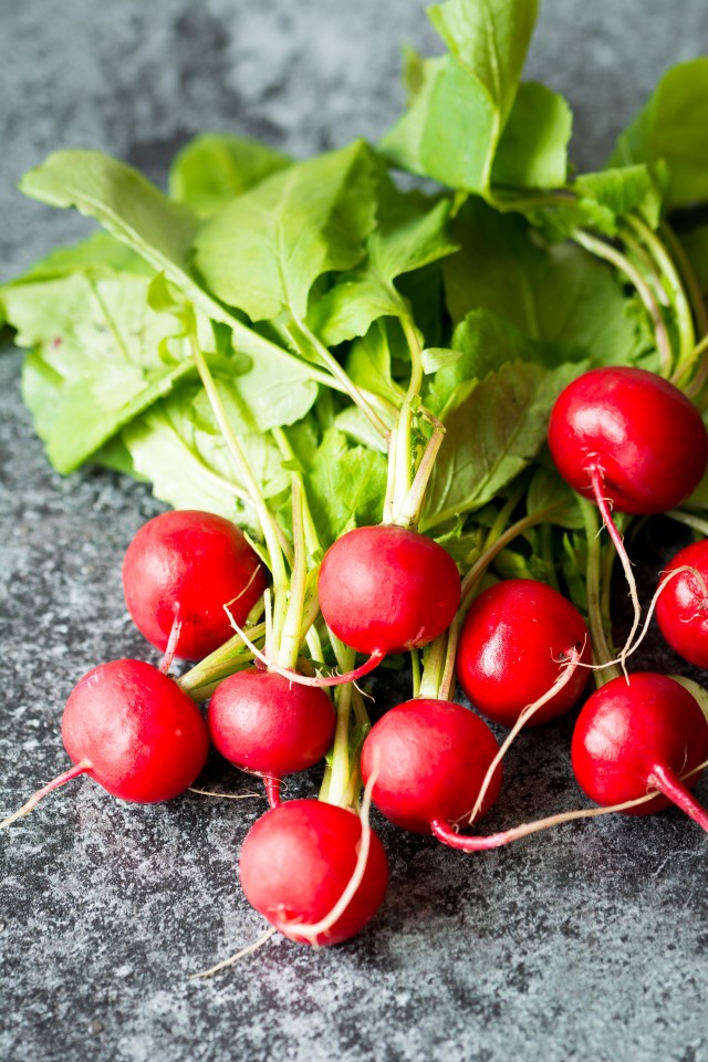 A closeup view of a bunch of radishes.
