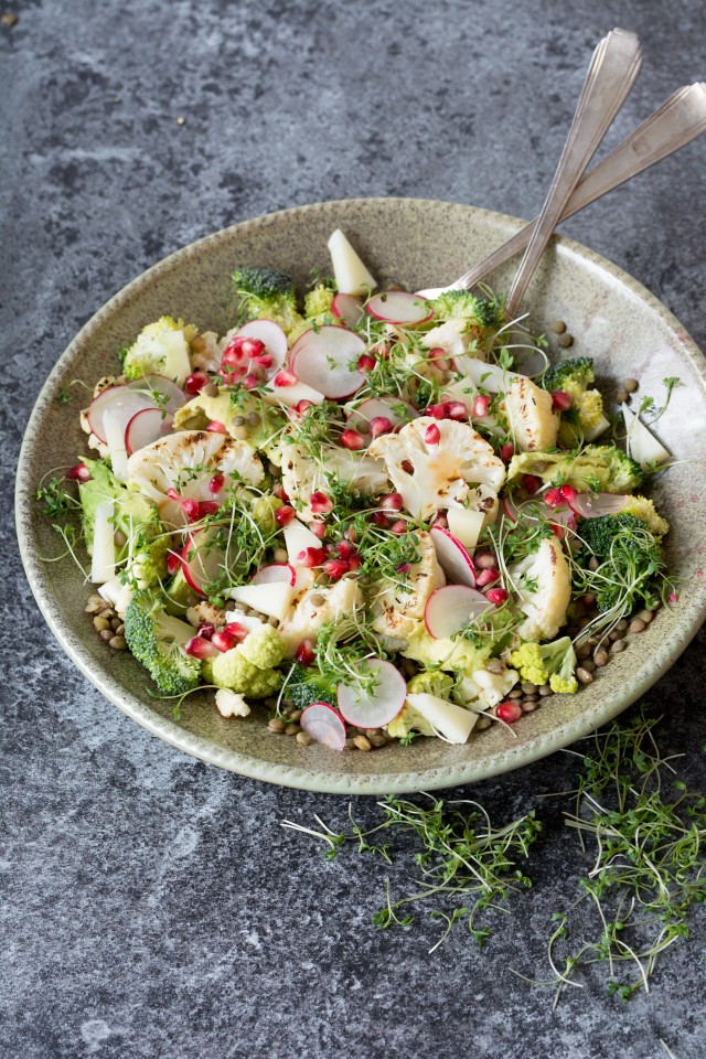 A delicious, crunchy salad, perfect for packing up and enjoying on a summer picnic! The cauliflower is lightly chargrilled, giving it that smoky flavour reminiscent of a summer barbeque, then it’s tossed with warm, lemony lentils and topped with fresh broccoli, radishes, and pomegranate seeds!