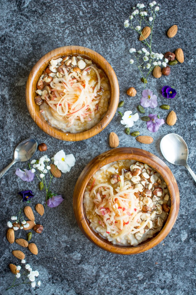 Creamy oatmeal topped with grated apple, toasted hazelnuts and some sweet brown sugar. Try this super simple recipe for a great, wholesome breakfast!