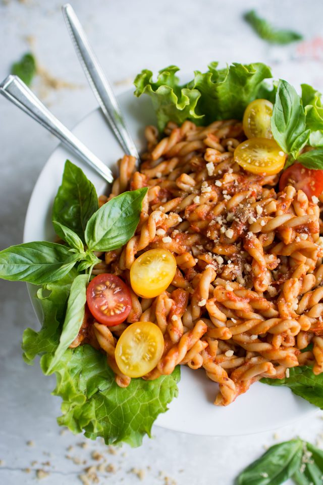 A simple, homemade roasted red pepper and tomato pasta sauce. Full of fresh ingredients and full flavours, this is a great lunch to make the night before and pack for work!